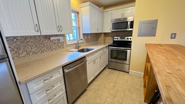 31 Arlington Rd 6, Woburn, MA 01801