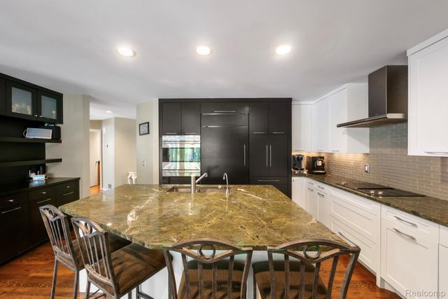 7367 Village Square Drive, West Bloomfield Charter Township, MI 48322