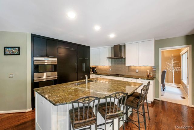 7367 Village Square Drive, West Bloomfield Charter Township, MI 48322