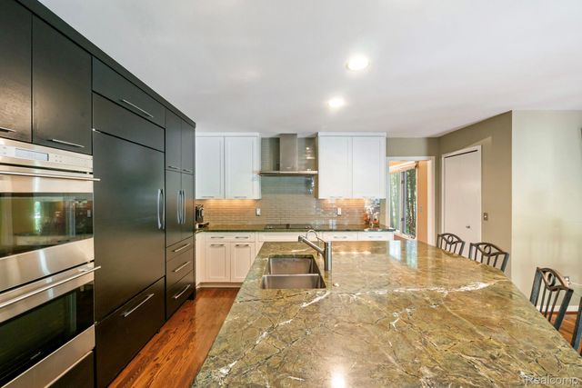 7367 Village Square Drive, West Bloomfield Charter Township, MI 48322