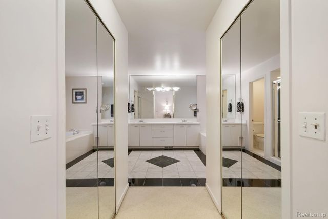 7367 Village Square Drive, West Bloomfield Charter Township, MI 48322