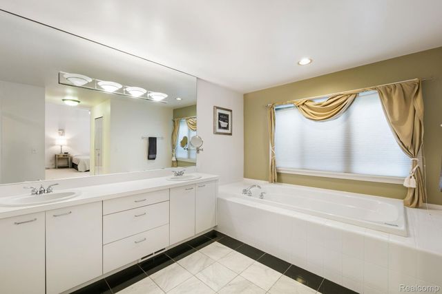 7367 Village Square Drive, West Bloomfield Charter Township, MI 48322