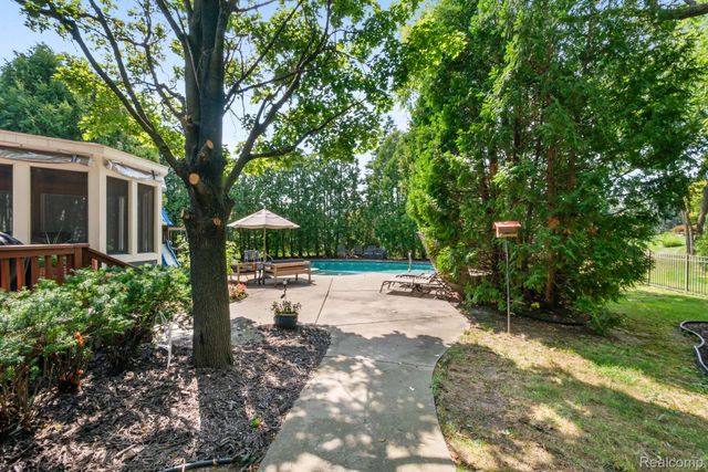 7367 Village Square Drive, West Bloomfield Charter Township, MI 48322