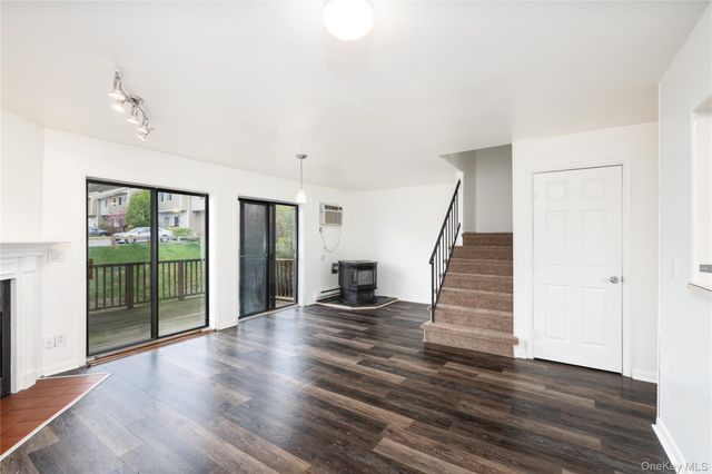 5002 Chelsea Cove N, Hopewell Junction, NY 12533