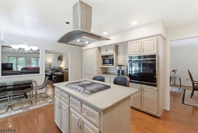 30 Willow Brook Ln, Clinton Twp., NJ 08801