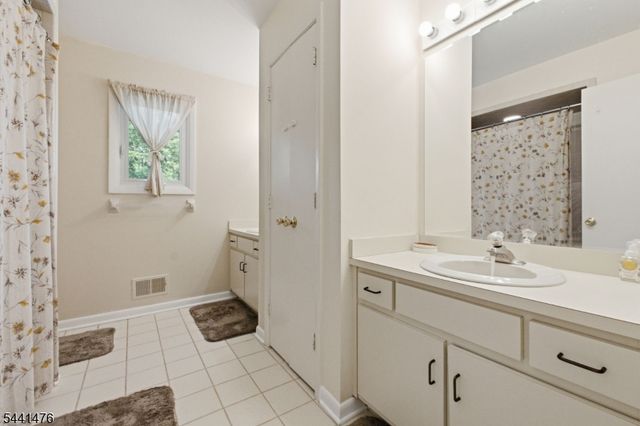 30 Willow Brook Ln, Clinton Twp., NJ 08801