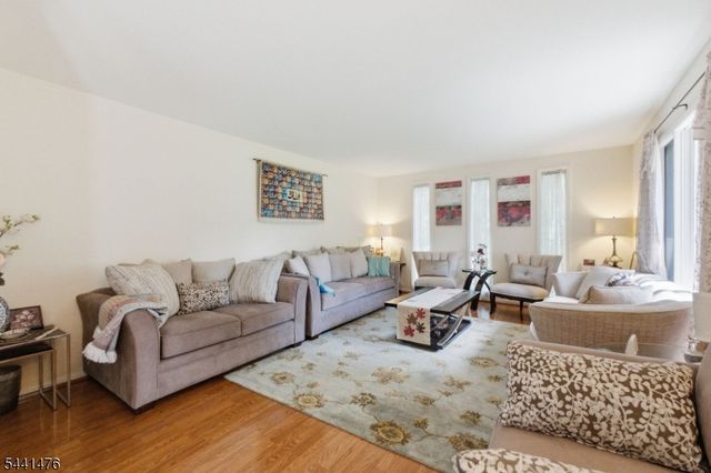 30 Willow Brook Ln, Clinton Twp., NJ 08801