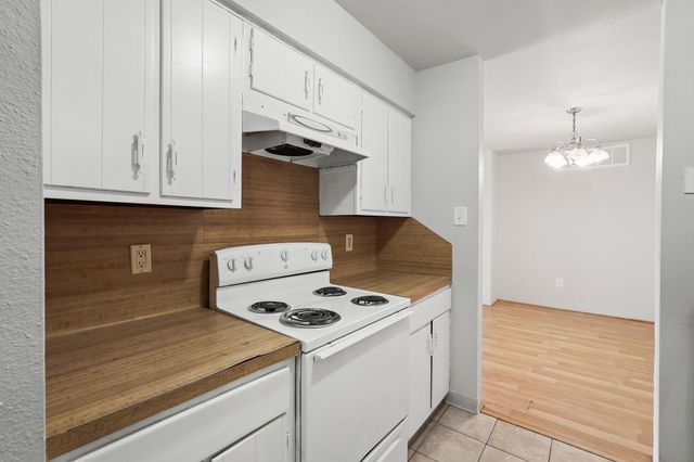 5667 Birchmont Drive H, Houston, TX 77091