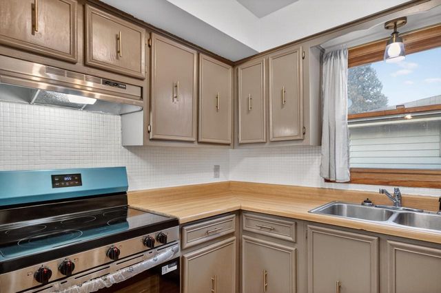 9043 N 86th STREET, Milwaukee, WI 53224