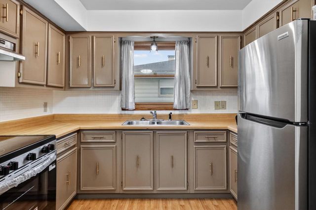 9043 N 86th STREET, Milwaukee, WI 53224