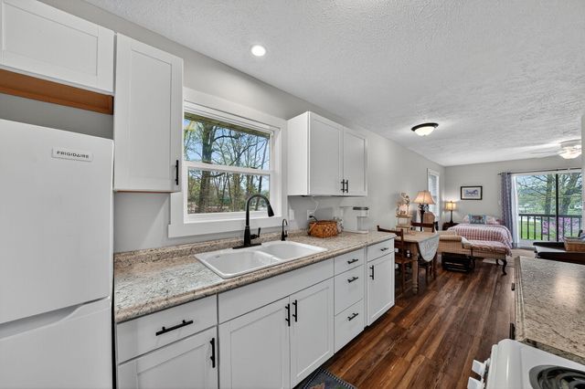 66175 South Drive, Cassopolis, MI 49031