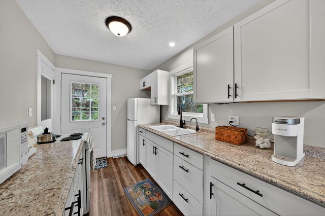 66175 South Drive, Cassopolis, MI 49031