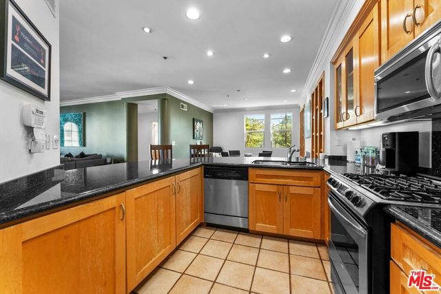 850 N Croft Avenue 302, Los Angeles, CA 90069