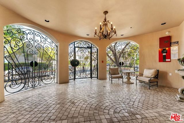 850 N Croft Avenue 302, Los Angeles, CA 90069