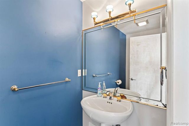 2076 S Long Lake Road, Fenton, MI 48430