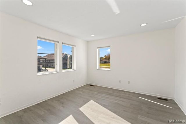 2076 S Long Lake Road, Fenton, MI 48430