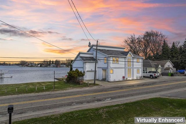2076 S Long Lake Road, Fenton, MI 48430
