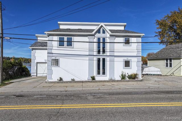 2076 S Long Lake Road, Fenton, MI 48430