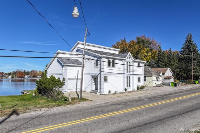 2076 S Long Lake Road, Fenton, MI 48430