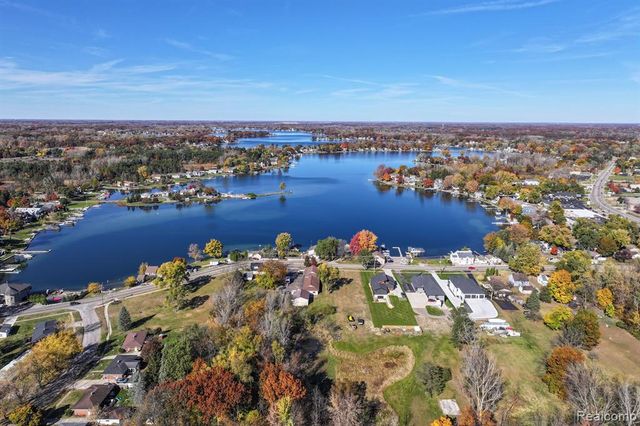 2076 S Long Lake Road, Fenton, MI 48430