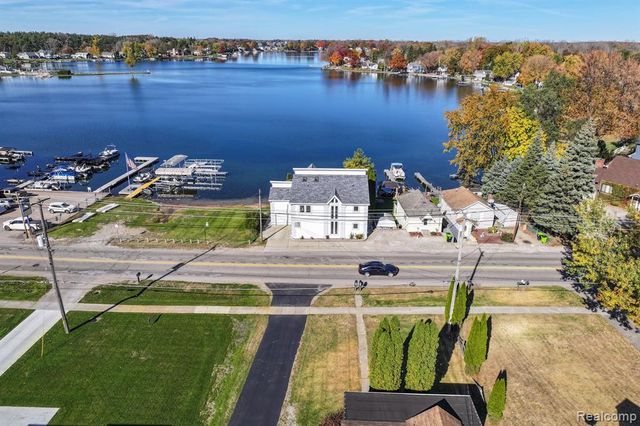 2076 S Long Lake Road, Fenton, MI 48430