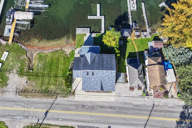 2076 S Long Lake Road, Fenton, MI 48430