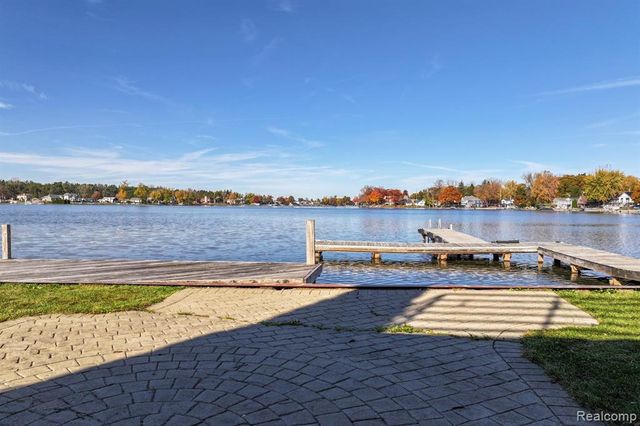 2076 S Long Lake Road, Fenton, MI 48430