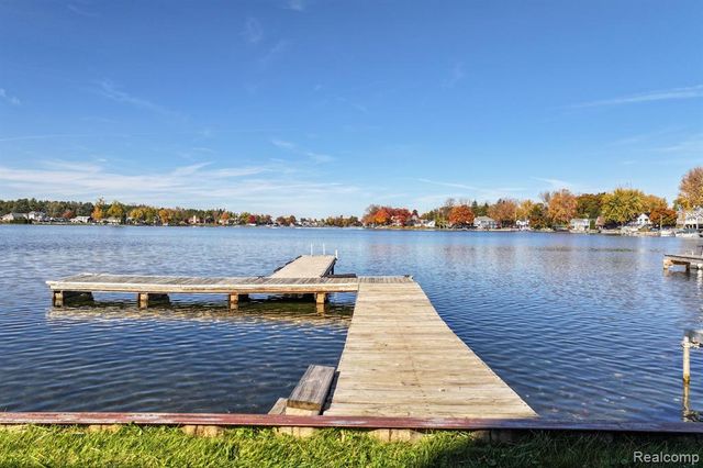 2076 S Long Lake Road, Fenton, MI 48430