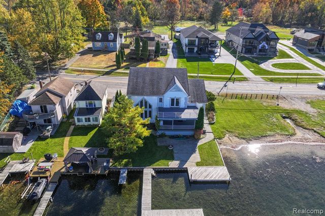 2076 S Long Lake Road, Fenton, MI 48430