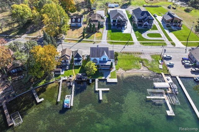 2076 S Long Lake Road, Fenton, MI 48430