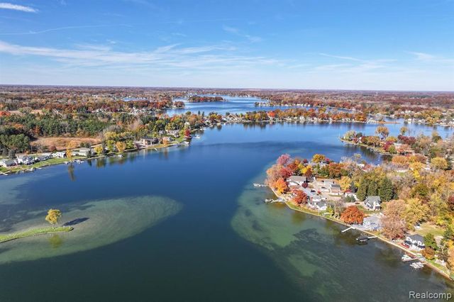 2076 S Long Lake Road, Fenton, MI 48430