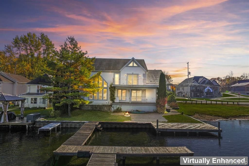 2076 S Long Lake Road, Fenton, MI 48430