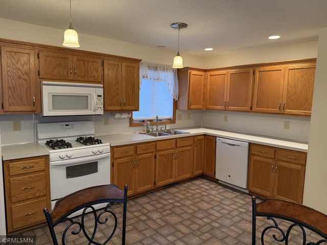 1928 Vierling Drive E, Shakopee, MN 55379