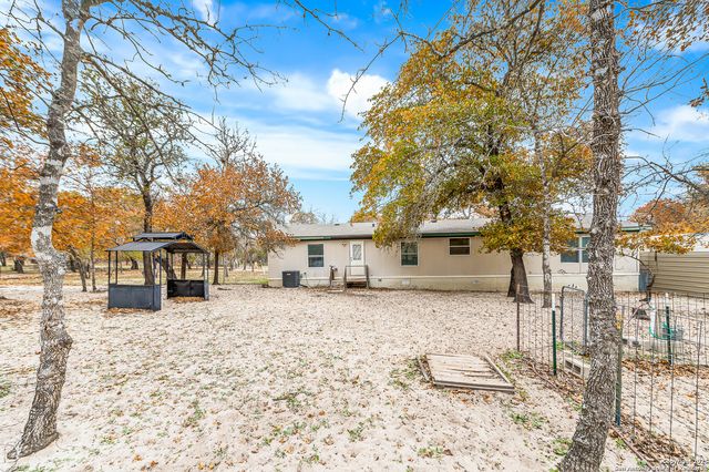 690 Cherry Ridge, Floresville, TX 78114