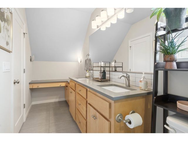 8435 Sw 11TH Ave, Portland, OR 97219