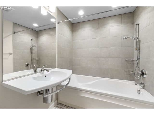 8435 Sw 11TH Ave, Portland, OR 97219