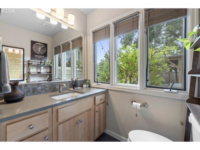 8435 Sw 11TH Ave, Portland, OR 97219
