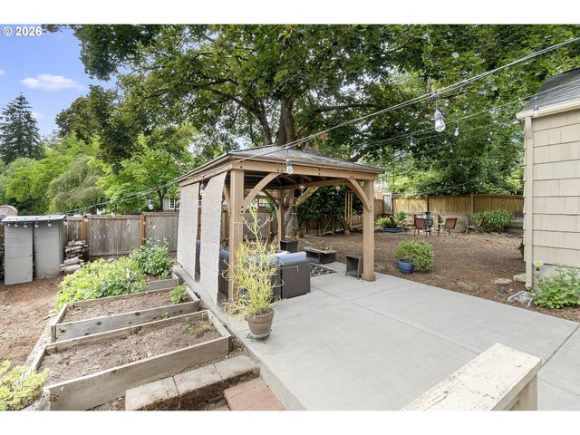 8435 Sw 11TH Ave, Portland, OR 97219