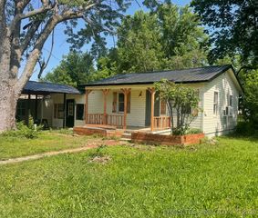 7 E Locust Street, Stilwell, OK 74960