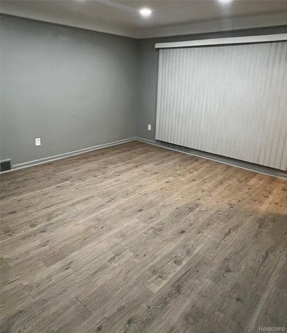 20447 Strathmoor Street, Detroit, MI 48235