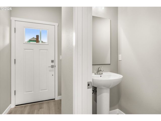 63 Nw MAWRCREST Ave, Gresham, OR 97030