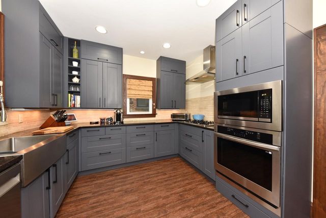 2876 N Grant BOULEVARD, Milwaukee, WI 53210
