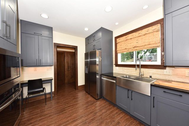 2876 N Grant BOULEVARD, Milwaukee, WI 53210