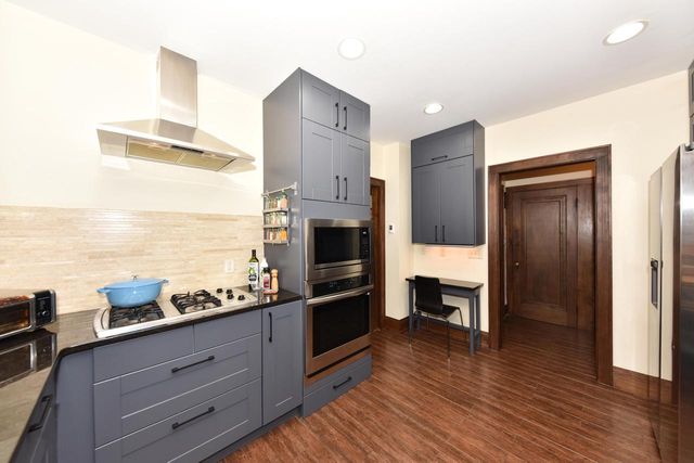2876 N Grant BOULEVARD, Milwaukee, WI 53210