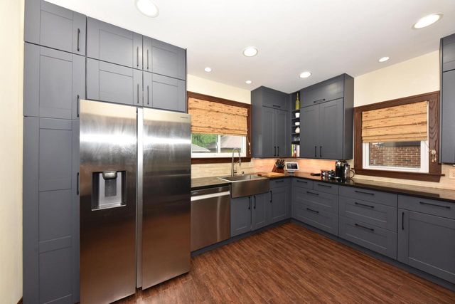 2876 N Grant BOULEVARD, Milwaukee, WI 53210