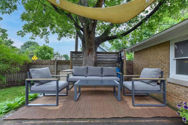 2876 N Grant BOULEVARD, Milwaukee, WI 53210