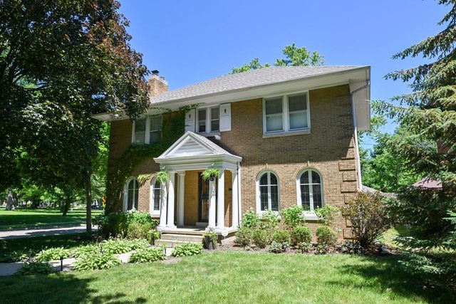 2876 N Grant BOULEVARD, Milwaukee, WI 53210