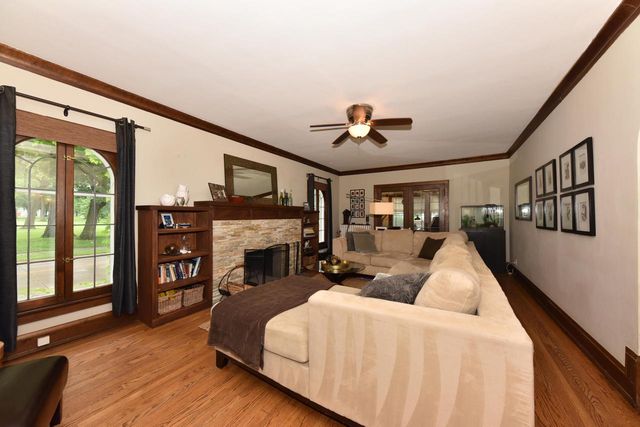 2876 N Grant BOULEVARD, Milwaukee, WI 53210