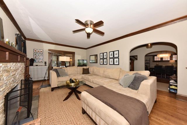 2876 N Grant BOULEVARD, Milwaukee, WI 53210