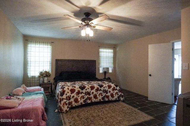 978 Raymond Rd, Shepherdsville, KY 40165